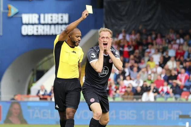 Bilder des Jahres 2025, Sport 03 März Sport Themen der Woche KW12 Sport Bilder des Tages Niederrhein-Pokal: Rot-Weiß Oberhausen - RWE ** NUR FÜR REDAKTIONELLE ZWECKE ** EDITORIAL USE ONLY **<p>Schiedsrichter Jonah Besong und Lucas Brumme RWO - RWE Ort: Oberhausen, Stadion Niederrhein Datum: 22.03.2025 Deutschland NRW Oberhausen Copyright: MichaxKorb