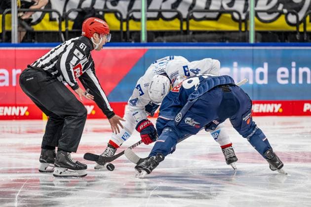 Linesperson Markus Merk fuehrt ein Bully Faceoff aus zwischen Jordan Szwarz (Adler Mannheim, 14) und Maximilian Kastner (EHC Red Bull Muenchen, 93). GER, EHC Red Bull Muenchen vs. Adler Mannheim, Eishockey, DEL, Playoffs, Viertelfinale Spiel 4, Saison 2024 2025, 23.03.2025. GER, EHC Red Bull Muenchen vs. Adler Mannheim, Eishockey, DEL, Playoffs, Viertelfinale Spiel 4, Saison 2024 2025, 23.03.2025. Muenchen Copyright: xEibner-Pressefoto HeikexFeinerx EP_HFR