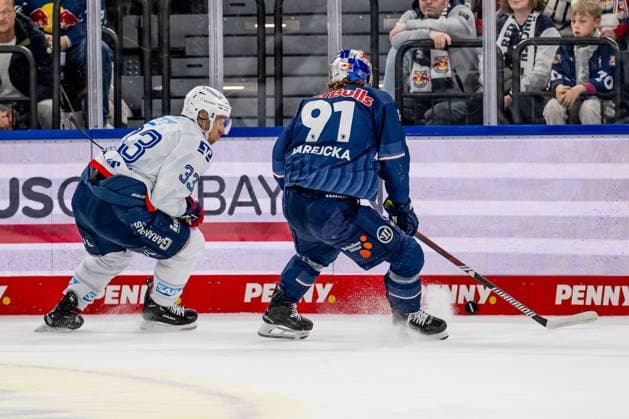 Kampf um den Puck Zweikampf zwischen Markus Haennikaeinen (Adler Mannheim, 33) und Filip Varejcka (EHC Red Bull Muenchen, 91). GER, EHC Red Bull Muenchen vs. Adler Mannheim, Eishockey, DEL, Playoffs, Viertelfinale Spiel 4, Saison 2024 2025, 23.03.2025. GER, EHC Red Bull Muenchen vs. Adler Mannheim, Eishockey, DEL, Playoffs, Viertelfinale Spiel 4, Saison 2024 2025, 23.03.2025. Muenchen Copyright: xEibner-Pressefoto HeikexFeinerx EP_HFR