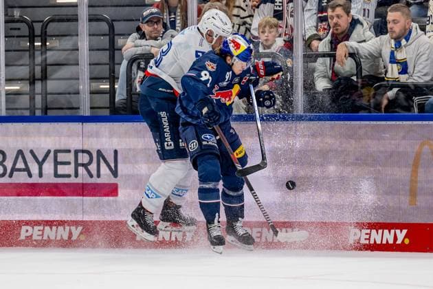 Kampf um den Puck Zweikampf zwischen Markus Haennikaeinen (Adler Mannheim, 33) und Filip Varejcka (EHC Red Bull Muenchen, 91). GER, EHC Red Bull Muenchen vs. Adler Mannheim, Eishockey, DEL, Playoffs, Viertelfinale Spiel 4, Saison 2024 2025, 23.03.2025. GER, EHC Red Bull Muenchen vs. Adler Mannheim, Eishockey, DEL, Playoffs, Viertelfinale Spiel 4, Saison 2024 2025, 23.03.2025. Muenchen Copyright: xEibner-Pressefoto HeikexFeinerx EP_HFR