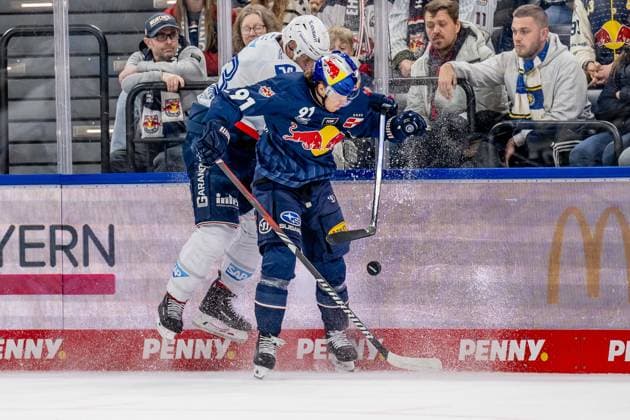 Sport Bilder des Tages Kampf um den Puck Zweikampf zwischen Markus Haennikaeinen (Adler Mannheim, 33) und Filip Varejcka (EHC Red Bull Muenchen, 91). GER, EHC Red Bull Muenchen vs. Adler Mannheim, Eishockey, DEL, Playoffs, Viertelfinale Spiel 4, Saison 2024 2025, 23.03.2025. GER, EHC Red Bull Muenchen vs. Adler Mannheim, Eishockey, DEL, Playoffs, Viertelfinale Spiel 4, Saison 2024 2025, 23.03.2025. Muenchen Copyright: xEibner-Pressefoto HeikexFeinerx EP_HFR