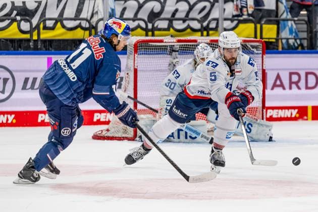 Kampf um den Puck Zweikampf zwischen Markus Eisenschmid (EHC Red Bull Muenchen, 11) und Tobias Fohrler (Adler Mannheim, 5). GER, EHC Red Bull Muenchen vs. Adler Mannheim, Eishockey, DEL, Playoffs, Viertelfinale Spiel 4, Saison 2024 2025, 23.03.2025. GER, EHC Red Bull Muenchen vs. Adler Mannheim, Eishockey, DEL, Playoffs, Viertelfinale Spiel 4, Saison 2024 2025, 23.03.2025. Muenchen Copyright: xEibner-Pressefoto HeikexFeinerx EP_HFR