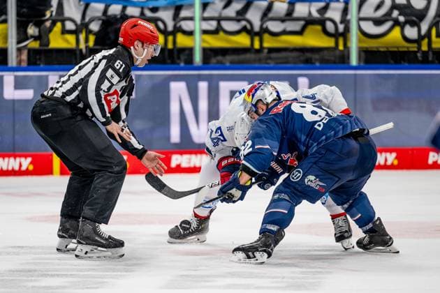 Linesperson Markus Merk fuehrt ein Bully Faceoff aus zwischen Jordan Szwarz (Adler Mannheim, 14) und Chris DeSousa (EHC Red Bull Muenchen, 82). GER, EHC Red Bull Muenchen vs. Adler Mannheim, Eishockey, DEL, Playoffs, Viertelfinale Spiel 4, Saison 2024 2025, 23.03.2025. GER, EHC Red Bull Muenchen vs. Adler Mannheim, Eishockey, DEL, Playoffs, Viertelfinale Spiel 4, Saison 2024 2025, 23.03.2025. Muenchen Copyright: xEibner-Pressefoto HeikexFeinerx EP_HFR