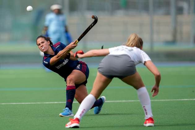 Bilder des Jahres 2025, Sport 03 März Sport Themen der Woche KW12 SPORT Bilder des Tages v.li.: Lucina von der Heyde (MHC, 2), Carlotta Sippel (DCadA, 29), Zweikampf, Spielszene, Duell, duel, tackle, tackling, Dynamik, Action, Aktion, 23.03.2025, Mannheim (Deutschland), Hockey, 1. Bundesliga, Damen, Mannheimer HC - Der Club an der Alster