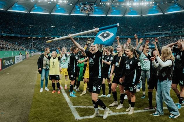 Bilder des Jahres 2025, Sport 03 März Sport Themen der Woche KW12 SPORT Bilder des Tages 23.03.25, Frauen, Fussball, DFB Pokal, Halbfinale, Saison 2024 2025, Hamburger SV - Werder Bremen Lina Hausicke 18 von Werder Bremen jubelt mit der Mannschaft über den Sieg im Halbfinale, HSV Eckfahne in der Hand Im Hintergrund u.a. Livia Peng 1, Kaylie Ronan 4 und Tuana Mahmoud 10