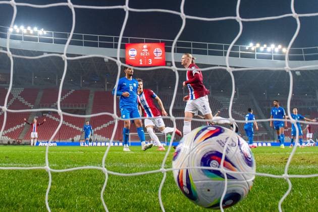 Bilder des Jahres 2025, Sport 03 März Sport Themen der Woche KW13 250325 Erling Braut Haaland of Norway celebrates with teammate Martin odegaard after scoring the 1-4 goal during the FIFA World Cup, WM, Weltmeisterschaft, Fussball Qualifier football match between Israel and Norway on March 25, 2025 in Debrecen. Photo: Vegard Grott BILDBYRAN kod VG VG0737 bbeng fotball football soccer fotboll fifa world cup qualifiers european qualifiers 2026 uefa world cup qualifiers vm-kvalifisering vm kvalik vm kval norge norway israel jubel Copyright: VEGARDxGRoTT BB250325VG149