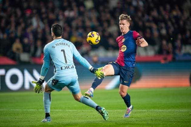 Spanish LaLiga EA Sports: FC Barcelona, Barca v CA Osasuna in Barcelona, Spain. Barcelona, Spain, 27, March, 2025. Spanish LaLiga EA Sports: FC Barcelona v CA Osasuna. (20) Dani Olmo gets a chance to score. Barcelona Olympic Stadium Lluis Companys Barcelona Spain