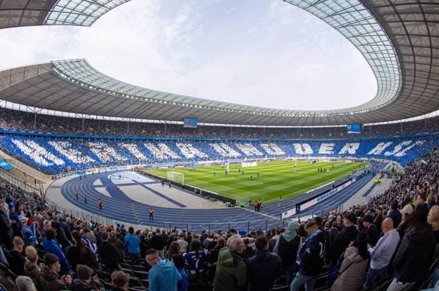 Bilder des Jahres 2025, Sport 03 März Sport Themen der Woche KW13 Fussball, Herren, Saison 2024 2025, 2. Bundesliga (27. Spieltag), Hertha BSC - Karlsruher SC, Fans von Hertha und Karlsruhe mit gemeinsamer Choreografie: Hertha und der KSC, 29.03. 2025, Copyright: xSebastianxRäppold MatthiasxKochx