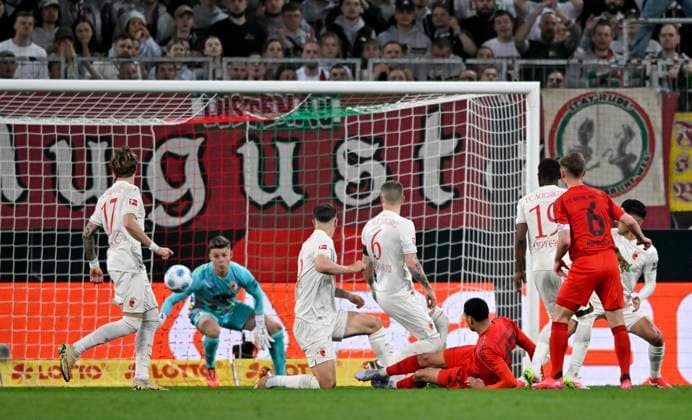 TOR zum 1:1 Jamal Musiala FC Bayern Muenchen FCB (42) Torschuss Aktion Torchance im Liegen gegen Torwart Finn Dahmen FC Augsburg FCA (01) FC Augsburg FCA vs FC Bayern Muenchen FCB 04.04.2025 DFL REGULATIONS PROHIBIT ANY USE OF PHOTOGRAPHS AS IMAGE SEQUENCES AND OR QUASI-VIDEO FC Augsburg FCA vs FC Bayern Muenchen FCB