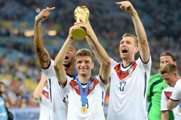 ARCHIVFOTO; Thomas MUELLER (MÜLLER,Bayern Muenchen) verkuendet Abschied vom FC Bayern. v.li:Jerome BOATENG (GER),Thomas MUELLER (MâÂÄ LLER) (GER) mit Pokal,Per MERTESACKER (GER)Siegerehrung,Trophy,Cup,Jubel,Freude,Begeisterung,Aktion, Deutschland (GER))-Argentinien (ARG) 1-0 n.V Finale,Final,Spiel 64, am 13.07.2014 in Rio de Janeiro. Fussball Weltmeisterschaft 2014 in Brasilien vom 12.06. - 13.07.2014. Â