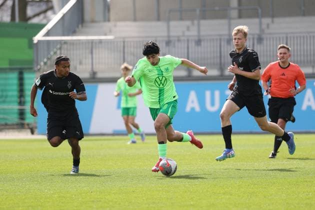 U19: VfL Wolfsburg vs Borussia Mönchengladbach Wolfsburg, 05.04.2025, Fußball, A-Junioren, U19, DFB-Nachwuchsliga, Hauptrunde, VfL Wolfsburg vs Borussia Mönchegladbach, Bild zeigt: Darwin Soylu (VfL, 6) Wolfsburg