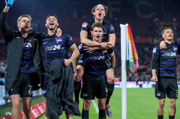 Sport Bilder des Tages 05.04.2025, Fußball, 1. FC Köln - Hertha BSC, 2.. Fußball Bundesliga, 28. Spieltag, RheinEnergie-STADION, Saison 2024 2025: Abschlussjubel nach dem 1:0 Sieg. Die Mannschaft steht jubelnd auf dem Spielfeld und feiert vor den Fans. Fabian Reese (Hertha BSC 11) zusammen mit Linus Gechter (Hertha BSC 44) DFB regulations prohibit any use of photographs as image sequences and or quasi-video. Nordrhein-Westfalen Deutschland