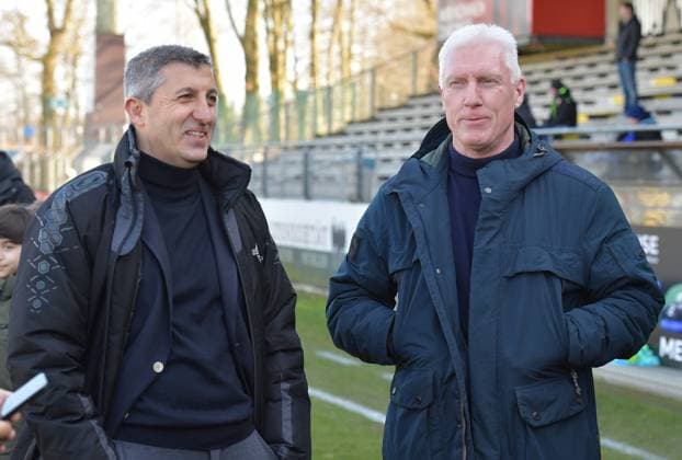 02.03.2025, GER, Fussball, Regionalliga West, Saison 2024 2025, 24. Spieltag, Ohlendorf Stadion im Heidewald, Gütersloh FC Gütersloh - SC Paderborn 07 U23 3 : 2 Ayhan Tumani (Sportlicher Leiter NLZ SC Paderborn 07 U32, links) mit Rob Reekers (Sportlicher Leiter FC Gütersloh), Aktion, Einzelbild, Quer, Mimik, Gestik