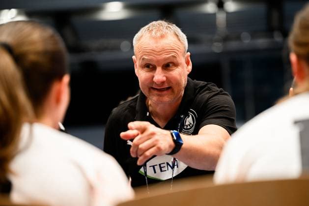 Hamburg: Handball Frauen U19 Laenderspiel - Deutschland - Daenemark Trainer Christopher Nordmeyer (Deutschland) in der Auszeit Hamburg Sporthalle Deutschland
