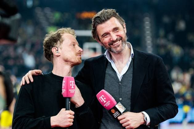 Bilder des Jahres 2025, Sport 04 April Sport Themen der Woche KW15 Sport Bilder des Tages Turkish Airlines EuroLeague: FC Bayern München - Fenerbahce Beko Istanbul; 10.04.2025 Per Günther (Magenta Experte) und Marko Pesic (Geschäftsführer FC Bayern München Basketball) im Interview Turkish Airlines EuroLeague: FC Bayern München - Fenerbahce Beko Istanbul, München, SAP Garden am 10.04.2025 Copyright: xBEAUTIFULxSPORTS Wunderlx