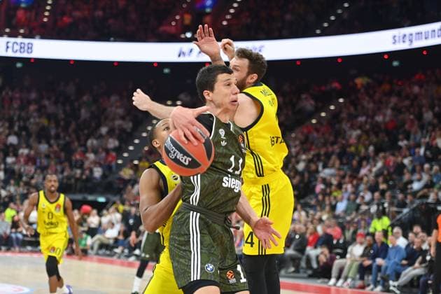VLADIMIR LUCIC (FCB), Aktion,Zweikampf gegen Nicolo MELLI (Fenerbahce), Basketball Euro League,Saison 2024 2025 FC Bayern Muenchen-Fenerbahce Istanbul am 10.04.2025, S A P G A R D EN