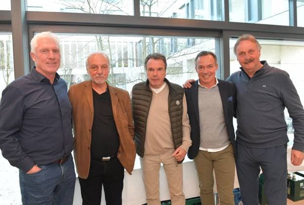 10.04.2025, GER, Fussball, Regionalliga West, Saison 2024 2025, Volksbank Ostwestfalen, Friedrich-Ebert-Straße, Gütersloh FC Gütersloh - Sponsorenabend in der Volksbank in Ostwestfalen Rob Reekers (Sportlicher Leiter FC Gütersloh, links), Rüdiger Abramczik (ehemaliger deutscher Fußballspieler u. -trainer, Zweiter v.L.), Heribert Bruchhagen (ehemaliger deutscher Fußballfunktionär, Fußballspieler und -trainer, Mitte), Thomas Hagedorn (Hauptsponsor FC Gütersloh, 4.ter v.L.) und Peter Neururer (ehemaliger deutscher Fußballtrainer und Funktionär, links), und, Aktion, Einzelbild, Quer, Mimik, Gestik