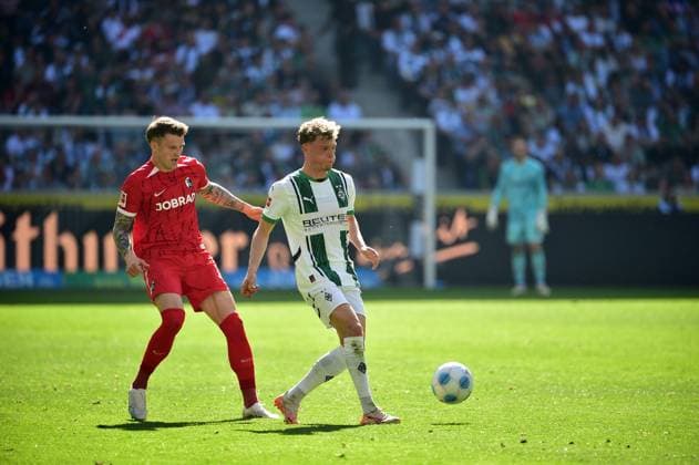 12.04.2025; Moenchengladbach; Fussball, Herren, Saison 2024 2025, Borussia Moenchengladbach vs. SC Freiburg Zweikampf zwischen v. li. Lukas Kuebler (Freiburg), Robin Hack (Gladbach) DFL regulations prohibit any use of photographs as image sequences and or quasi-video. Borussia-Park NRW Deutschland