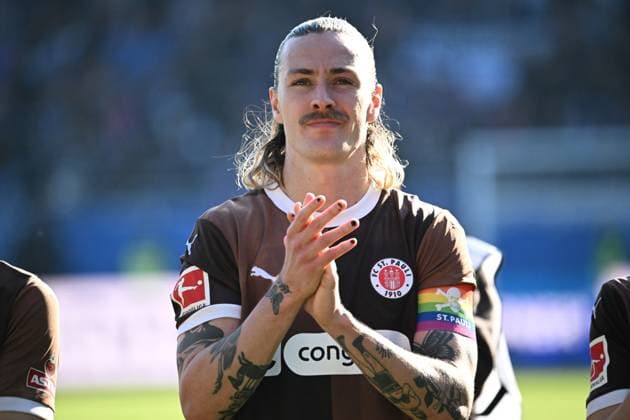 12.04.2025, Fußball, Herren, 1.BL, Saison 2024 2025, Holstein Kiel - FC St. Pauli, 29. Spieltag Kapitän Jackson Irvine freut sich über den Sieg Kiel Holstein-Stadion Schleswig-Holstein Deutschland