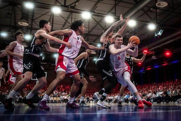 Bilder des Jahres 2025, Sport 04 April Sport Themen der Woche KW15 Sport Bilder des Tages Barmer 2. Basketball Bundesliga ProB: Rheinstars Koeln vs. Dragons Rhöndorf, 12.04.25 Bjorn Rohwer (Center, RheinStars Köln, 15), links + r1+; Köln, 12.04.25 - Barmer 2. Basketball Bundesliga ProB: Rheinstars Koeln vs. Dragons Rhöndorf in der Motor World in Köln. Copyright: xBEAUTIFULxSPORTS AxelxKohringx