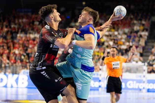 Elias HUBER (HBW Balingen-Weilstetten, 07) im Zweikampf gegen Nikolaj ENDERLEIT (MT Melsungen, 04) MT Melsungen (MTM) vs. HBW Balingen-Weilstetten (HBW), Handball, Maenner, Daikin Handball Bundesliga (HBL), DHB-Pokal, LIDL Final Four, Final4, Halbfinale, Spielzeit 2024 2025, 12.04.2025 MT Melsungen (MTM) vs. HBW Balingen-Weilstetten (HBW), Handball, Maenner, Daikin Handball Bundesliga (HBL), DHB-Pokal, LIDL Final Four, Final4, Halbfinale, Spielzeit 2024 2025, 12.04.2025 Koeln Copyright: xEibnerxPressefoto OliverxSchmidtx EP_OST