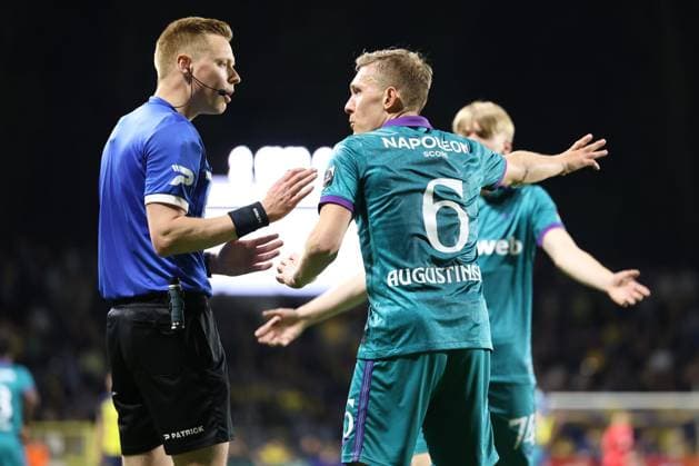 Royale Union Saint-Gilloise v RSC Anderlecht SAINT-GILLES, BELGIUM - APRIL 12 : Augustinsson Ludwig defender of RSC Anderlecht arguing with L. Dhondt referee of the game pictured during the Jupiler Pro League Champions Play-Off match between Royale Union Saint-Gilloise and RSC Anderlecht pictured on April12, 2025 in Saint-Gilles, Belgium, 12 04 2025 Saint-Gilles Belgium  Copyright: xXpix