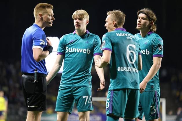 Royale Union Saint-Gilloise v RSC Anderlecht SAINT-GILLES, BELGIUM - APRIL 12 : Augustinsson Ludwig defender of RSC Anderlecht arguing with L. Dhondt referee of the game pictured during the Jupiler Pro League Champions Play-Off match between Royale Union Saint-Gilloise and RSC Anderlecht pictured on April12, 2025 in Saint-Gilles, Belgium, 12 04 2025 Saint-Gilles Belgium  Copyright: xXpix