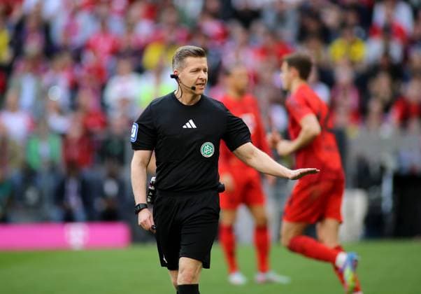 Fussball, Herren, Bundesliga, Saison 2024 2025, FC Bayern München - Borussia Dortmund, Allianz Arena Schiedsrichter Tobias Welz, hebt den linken Arm DFB, DFL regulations prohibit any use of photographs as image sequences and or quasi-video