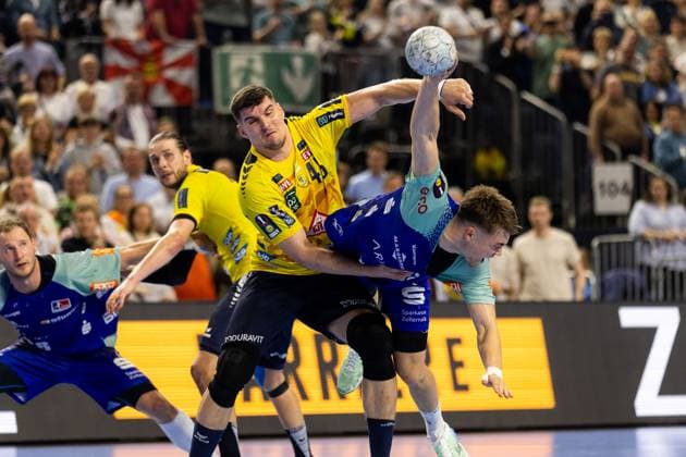 Elias HUBER (HBW Balingen-Weilstetten, 07) im Zweikampf gegen Halil JAGANJAC (Rhein-Neckar-Loewen, 45) Rhein-Neckar-Loewen (RNL) vs. HBW Balingen-Weilstetten (HBW), Handball, Maenner, Daikin Handball Bundesliga (HBL), DHB-Pokal, LIDL Final Four, Final4, Spiel um Platz 3, Spielzeit 2024 2025, 13.04.2025 Rhein-Neckar-Loewen (RNL) vs. HBW Balingen-Weilstetten (HBW), Handball, Maenner, Daikin Handball Bundesliga (HBL), DHB-Pokal, LIDL Final Four, Final4, Spiel um Platz 3, Spielzeit 2024 2025, 13.04.2025 Koeln Copyright: xEibnerxPressefoto OliverxSchmidtx EP_OST