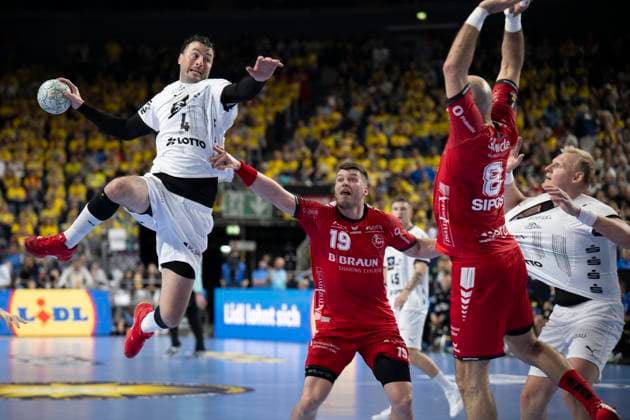 Bilder des Jahres 2025, Sport 04 April DHB-Pokal Lidl-F4 Finale - THW Kiel - MT Melsungen; Köln, 13.04.2025 Domagoj Duvnjak (THW Kiel, Rückraum, 4); Elcar Örn Jonsson (MT Melsungen, Rückraum Mitte, 19); DHB-Pokal Lidl-F4 Finale - THW Kiel - MT Melsungen am 13.04.2025 in der Lanxessarena in Köln (Deutschland). Copyright: xBEAUTIFULxSPORTS AndreasxDickx