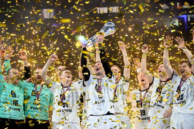 Bilder des Jahres 2025, Sport 04 April Sport Themen der Woche KW15 Sport Bilder des Tages Siegerehrung, Jubel Domagoj DUVNJAK (KI) und sein Team mit dem Pokal, Deutscher Pokalsieger 2025 Finale THW Kiel (KI) - MT Melsungen (MTM), am 13.04.2025 Handball DHB Pokal Final Four 2025, vom 12.04 - 13.04.2023 in Koeln Deutschland. Â