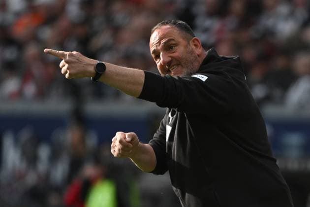 Bilder des Jahres 2025, Sport 04 April Sport Themen der Woche KW15 13.04.2025, xpsx, Fussball 1.Bundesliga, Eintracht Frankfurt - 1.FC Heidenheim v.l. Trainer Frank Schmidt (1.FC Heidenheim) gibt Anweisungen, gestikuliert, mit den Armen gestikulieren gives instructions, gesticulate (DFL DFB REGULATIONS PROHIBIT ANY USE OF PHOTOGRAPHS as IMAGE SEQUENCES and or QUASI-VIDEO) Frankfurt am Main