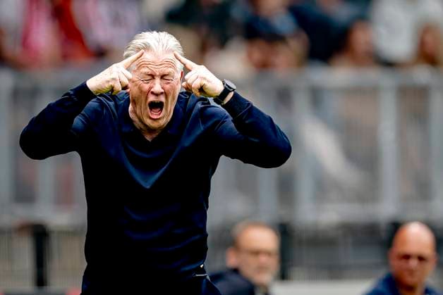 Bilder des Jahres 2025, Sport 04 April Sport Themen der Woche KW15 Sport Bilder des Tages Willem II trainer Peter Maes during the match Willem II - Ajax at the Koning Willem II stadium for the Dutch Eredivisie season 2024-2025 in TILBURG, Netherlands on 13 april 2025, (photo by Marcel van Dorst EYE4images DeFodi Images)