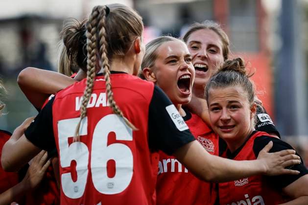 Bilder des Jahres 2025, Sport 04 April Sport Bilder des Tages Frauen Fußball-Bundesliga; Bayer 04 Leverkusen - 1. FC Köln, 14.04.2025 Torjubel nach dem Ausgleich durch Cornelia Kramer (Bayer 04 Leverkusen, 7), Mitte; Bayer 04 Leverkusen - 1. FC Köln an Spieltag 19 der Google Pixel Frauen-Bundesliga am 14.04.2025 im Ulrich-Haberland-Stadion in Leverkusen (Nordrhein-Westfalen). DFL REGULATIONS PROHIBIT ANY USE OF PHOTOGRAPHS AS IMAGE SEQUENCES AND OR QUASI-VIDEO. Copyright: xBEAUTIFULxSPORTS AxelxKohringx