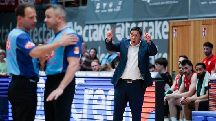 Im Bild: Head-Coach Sasa Filipovski (Wuerzburg Baskets), Verwunderung nach einer Schiedsrichterentscheidung 14.04.2025, FIT-One Wuerzburg Baskets vs. ratiopharm Ulm, easyCredit BBL, 28. Spieltag, Deutschland, Wuerzburg, tectake-Arena, Copyright: HMBxMedia xJulienxBecker