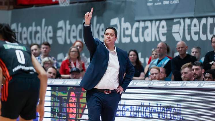 Im Bild: Head-Coach Sasa Filipovski (Wuerzburg Baskets), Anweisungen 14.04.2025, FIT-One Wuerzburg Baskets vs. ratiopharm Ulm, easyCredit BBL, 28. Spieltag, Deutschland, Wuerzburg, tectake-Arena, Copyright: HMBxMedia xJulienxBecker