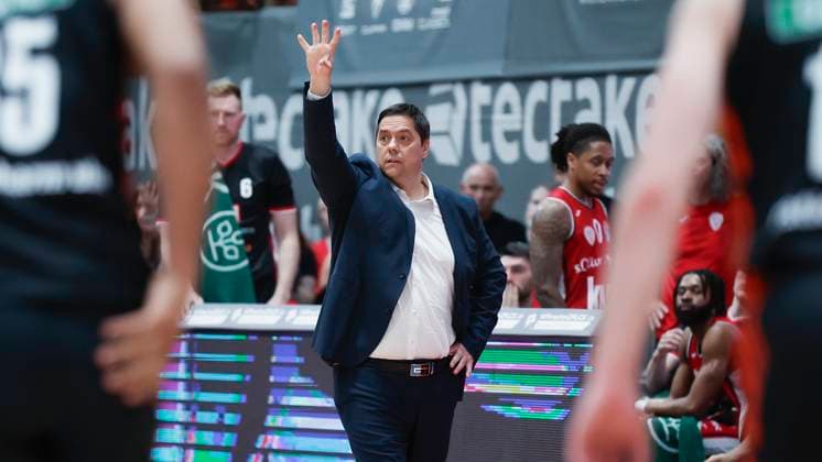 Im Bild: Head-Coach Sasa Filipovski (Wuerzburg Baskets), Anweisungen 14.04.2025, FIT-One Wuerzburg Baskets vs. ratiopharm Ulm, easyCredit BBL, 28. Spieltag, Deutschland, Wuerzburg, tectake-Arena, Copyright: HMBxMedia xJulienxBecker