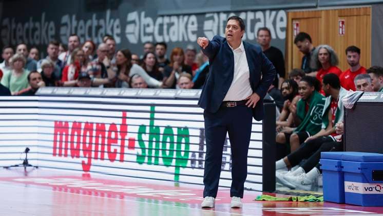 Im Bild: Head-Coach Sasa Filipovski (Wuerzburg Baskets), Anweisungen 14.04.2025, FIT-One Wuerzburg Baskets vs. ratiopharm Ulm, easyCredit BBL, 28. Spieltag, Deutschland, Wuerzburg, tectake-Arena, Copyright: HMBxMedia xJulienxBecker