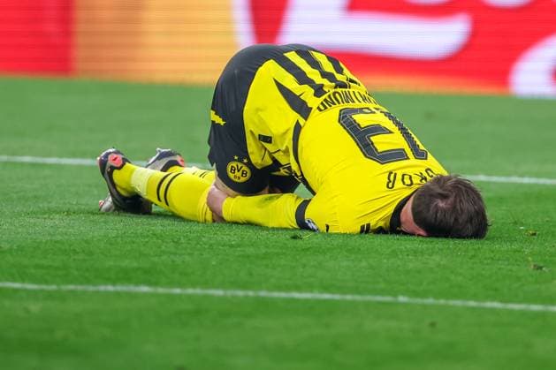 Bilder des Jahres 2025, Sport 04 April Sport Bilder des Tages 15.04.2025, Fußball, UEFA Champions League, Borussia Dortmund - FC Barcelona, Barca BVB Stadion, Viertelfinale, Saison 2024 2025: Pascal Groß (BVB 13) liegt mit Schmerzen auf dem Boden im Strafraum - Elfmeter Regulations prohibit any use of photographs as image sequences and or quasi-video. Nordrhein-Westfalen Deutschland