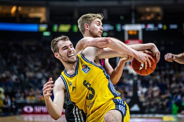 Bilder des Jahres 2025, Sport 04 April Sport Themen der Woche KW16 Sport Bilder des Tages Basketball Berlin 16.04.2025 Saison 2024 2025 1. Bundesliga easyCredit-BBL Alba Berlin - Telekom Baskets Bonn Malte Delow (Alba Berlin, No.06) Till Pape (Bonn, No.19)