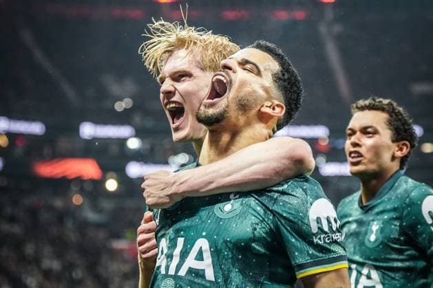 Bilder des Jahres 2025, Sport 04 April Sport Themen der Woche KW16 Sport Bilder des Tages Fussball UEFA Europa League 2024 2025, Viertelfinale (Rückspiel) - Eintracht Frankfurt vs. Tottenham Hotspur - Deutsche-Bank-Park (Frankfurt): Tor und Torjubel zum 0:1 durch den verwandelten Foulelfmeter von Dominic Solanke (Tottenham Hotspur, 19) Freude, Emotionen, Jubel mit Lucas Bergvall (Tottenham Hotspur, 15) Copyright: xJOERANxSTEINSIEKx
