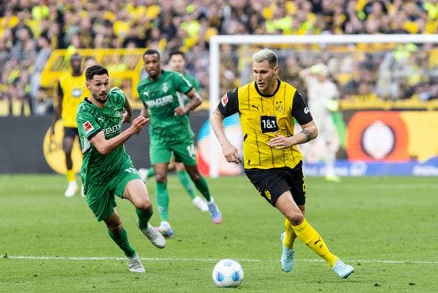 1. Fußball Bundesliga: Borussia Dortmund - Borussia Mönchengladbach; 20.04.2025 Tim Kleindienst (Borussia Mönchengladbach, 11), Niklas Süle (Borussia Dortmund, 25) 1. Fußball Bundesliga: Borussia Dortmund - Borussia Mönchengladbach; Signal Iduna Park, Dortmund; 20.04.2025 DFL regulations prohibit any use of photographs as image sequences and or quasi video. Copyright: xBEAUTIFULxSPORTS Buriakovx