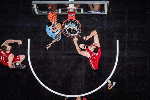 Bilder des Jahres 2025, Sport 04 April Sport Bilder des Tages Basketball Männer Saison 2024 2025 easyCredit Basketball Bundesliga Veolia Towers Hamburg vs. FC Bayern Basketball 20.04.2025 Jaizec Lottie ( 4, Veolia Towers Hamburg) beim Korbleger Hamburg Barclaysarena Hamburg Deutschland