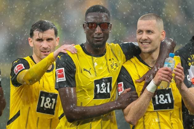 Bilder des Jahres 2025, Sport 04 April Sport Themen der Woche KW16 Sport Bilder des Tages 20.04.2025, 1. Bundesliga, 30. Spieltag, Borussia Dortmund - Borussia Mönchengladbach, v. l. Pascal Groß (Borussia Dortmund), Serhou Guirassy (Borussia Dortmund) mit einer Sonnenbrille, Waldemar Anton (Borussia Dortmund) bejubeln den Heimsieg, Dortmund Signal Iduna Park NRW Deutschland xRHR-FOTO DEx Copyright: DennisxEwert RHR-FOTOx RHR-FOTO DE