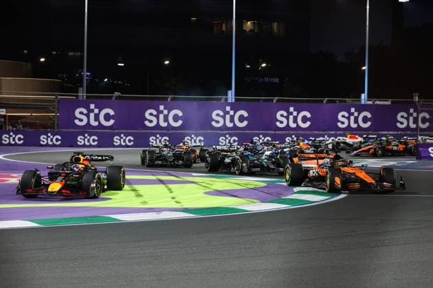 Bilder des Jahres 2025, Sport 04 April Sport Bilder des Tages F1 - SAUDI ARABIAN GRAND PRIX 2025 01 VERSTAPPEN Max (nld), Red Bull Racing RB21, action, 81 PIASTRI Oscar (aus), McLaren F1 Team MCL39, action during the Formula 1 STC Saudi Arabian Grand Prix 2025, 5th round of the 2025 FIA Formula One World Championship, WM, Weltmeisterschaft from April 18 to 20, 2025 on the Jeddah Corniche Circuit, in Jeddah, Saudi Arabia - JeddahSaudi Arabia Copyright: xFLORENTxGOODENx