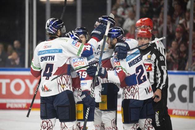 Bilder des Jahres 2025, Sport 04 April Sport Themen der Woche KW17 Sport Bilder des Tages PENNY DEL 1 - Playoff Finale; Kölner Haie - Eisbären Berlin; Köln, 23.04.2025 Adam Smith (Eisbären Berlin, 4); Manuel Wiederer (Eisbären Berlin, 21); Zach Boychuk (Eisbären Berlin, 89); PENNY DEL 1 - Playoff Finale; Kölner Haie - Eisbären Berlin am 23.04.2025 in der Lanxessarena in Köln (Deutschland). Copyright: xBEAUTIFULxSPORTS AndreasxDickx