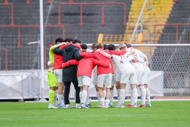 Team (FC Augsburg II) Spielerkreis beim Spiel FC Augsburg II v SpVgg Hankofen-Hailing, Fußball, Herren, Regionalliga Bayern, 2024 2025, 31.Spieltag am 25.04.2025 in Augsburg, Rosenaustadion. Bayern Deutschland