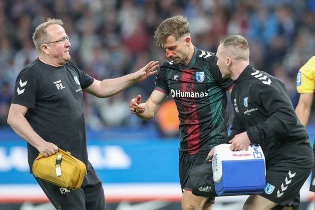 Bilder des Jahres 2025, Sport 04 April Sport Themen der Woche KW17 Sport Bilder des Tages 25.04.2025, xtgx, Fussball - 2.Bundesliga, Hertha BSC Berlin - 1.FC Magdeburg emspor, v.l. Alexander Nollenberger (Magdeburg, 17 ) ist an der Nase verletzt, Verletzung (DFL DFB REGULATIONS PROHIBIT ANY USE OF PHOTOGRAPHS as IMAGE SEQUENCES and or QUASI-VIDEO) Berlin