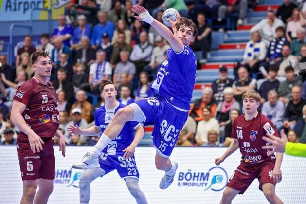 Bilder des Jahres 2025, Sport 04 April Sport Themen der Woche KW17 Sport Bilder des Tages 25.04.2025, Handball, HBL, VfL Gummersbach - 1. VfL Potsdam, Schwalbe-Arena: Miro Schluroff (GUM 15) wirft den Ball auf das Tor Nordrhein-Westfalen Deutschland