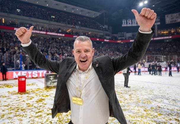 Eishockey, Herren, Saison 2024 2025, Penny DEL (Finale, Spiel 5), Eisbären Berlin - Kölner Haie, die Eisbären Berlin bejubeln den Gewinn der Deutschen Meisterschaft, Trainer Serge Aubin (Eisbären Berlin) mit Medaille, 25.04. 2025, Copyright: xMatthiasxKochx